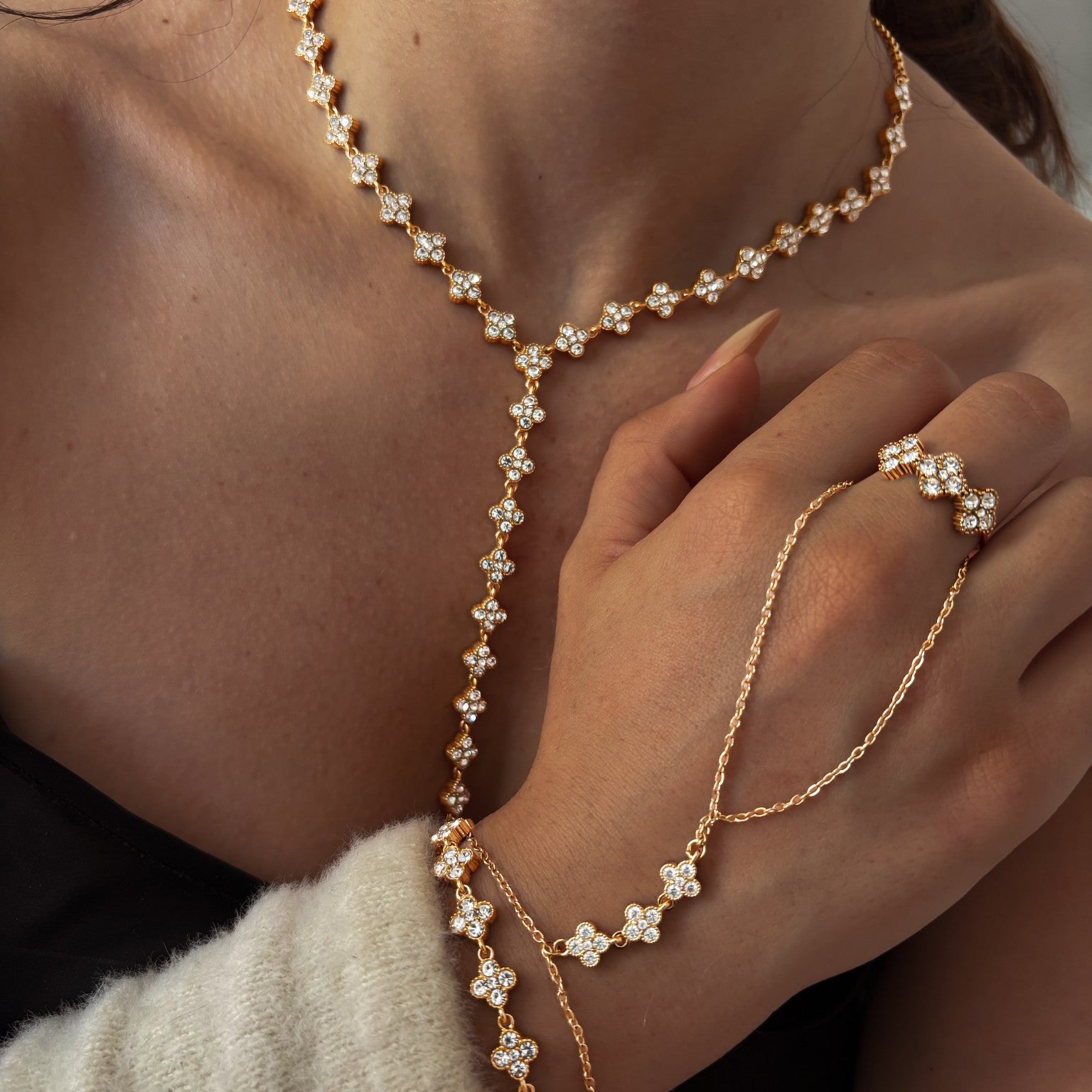 Parure fleurs à strass avec collier, bracelet et bague en acier inoxydable portée