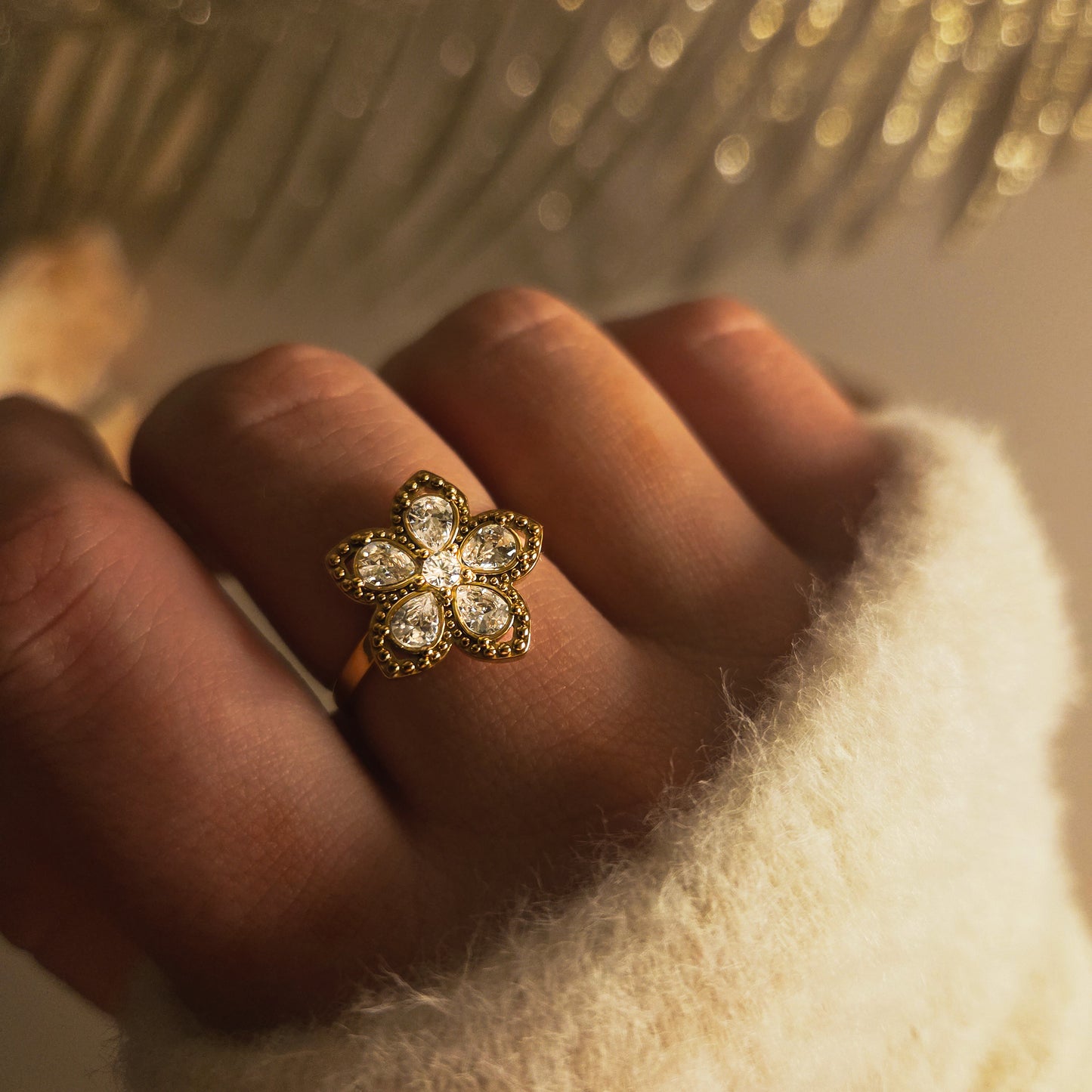 Bague Fleur Dorée Strass — Ajustable