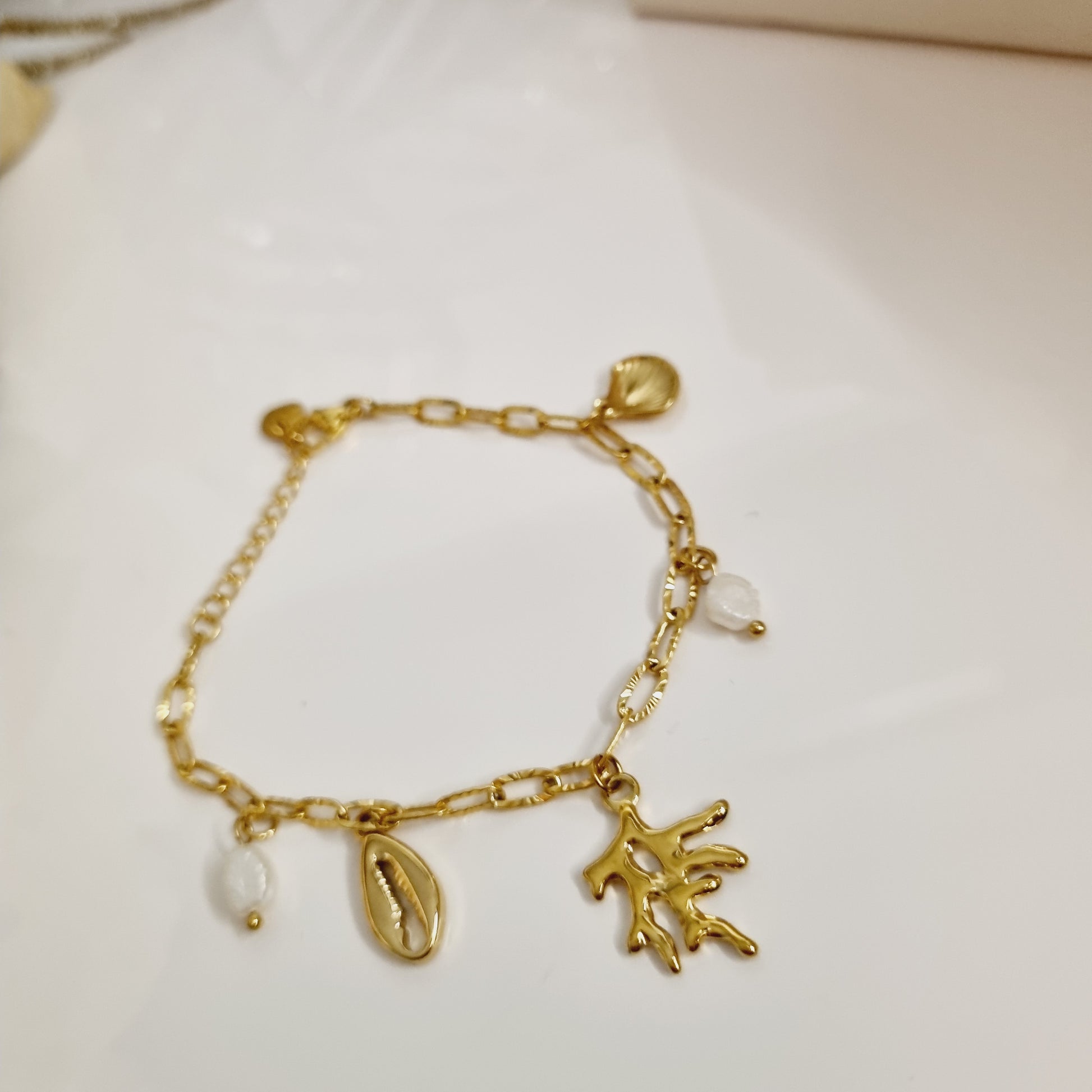 Photos du Bracelet en Maille Doré avec Pendentifs Breloques Thème Marin, en acier inoxydable plaqué or. Élégant et raffiné, idéal pour ajouter une touche de fraîcheur et de luxe à toutes vos tenues.