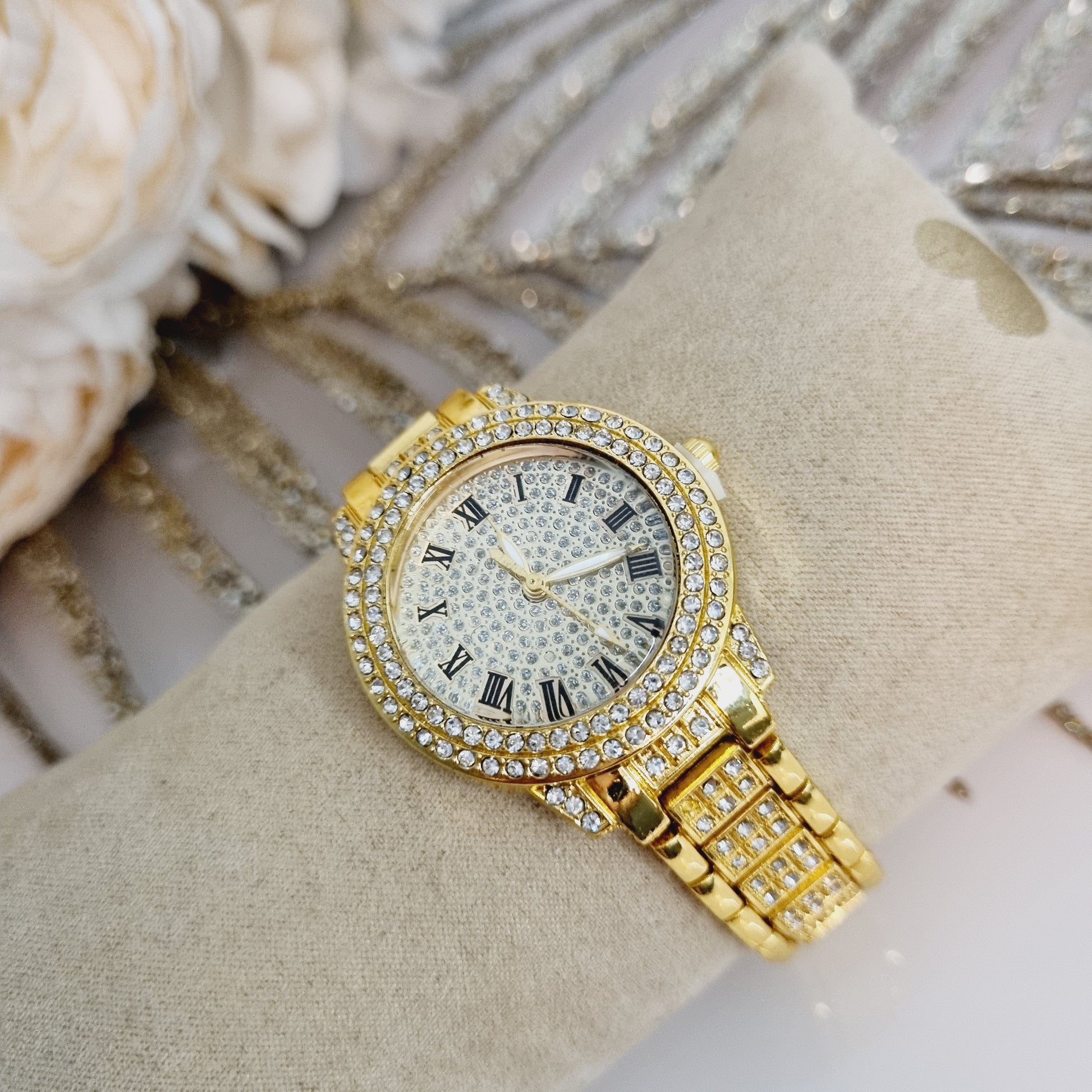 Montre dorée avec strass  Chiffes romains