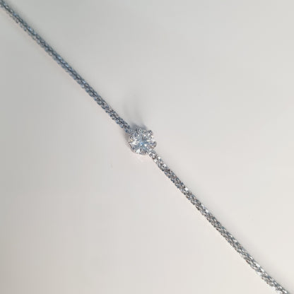 Vus du bracelet à plat avec zoom sur la pierre précieuse moissanite, la plus brillante du monde