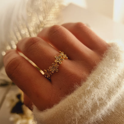 Bague drée en fleurs avec pierres portée