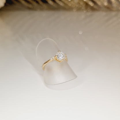 Bague dorée avec sa pierre précieuse en argent sterling 925 sur présentoir