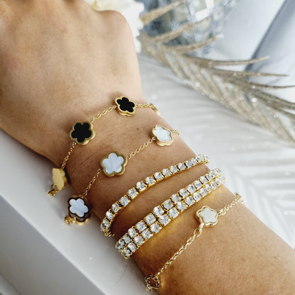 Bracelet doré avec trèfles à 5 feuilles et pierre blanche  Laiton