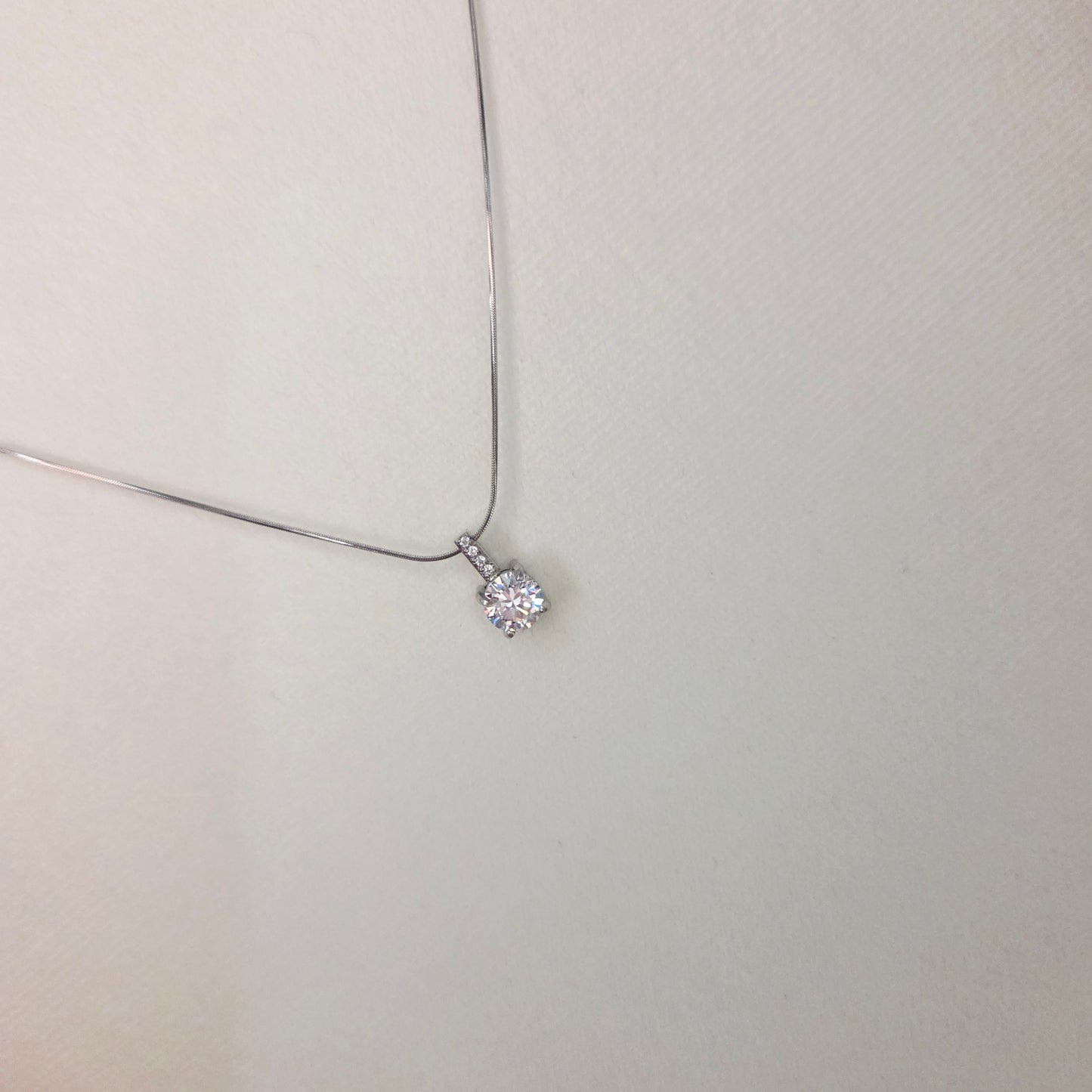 Collier argenté avec zircon et strass