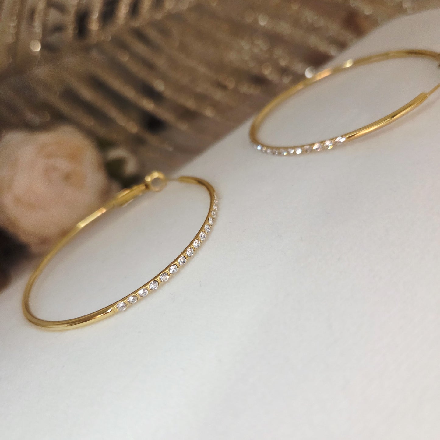 Créoles dorées fines pavées de cristaux