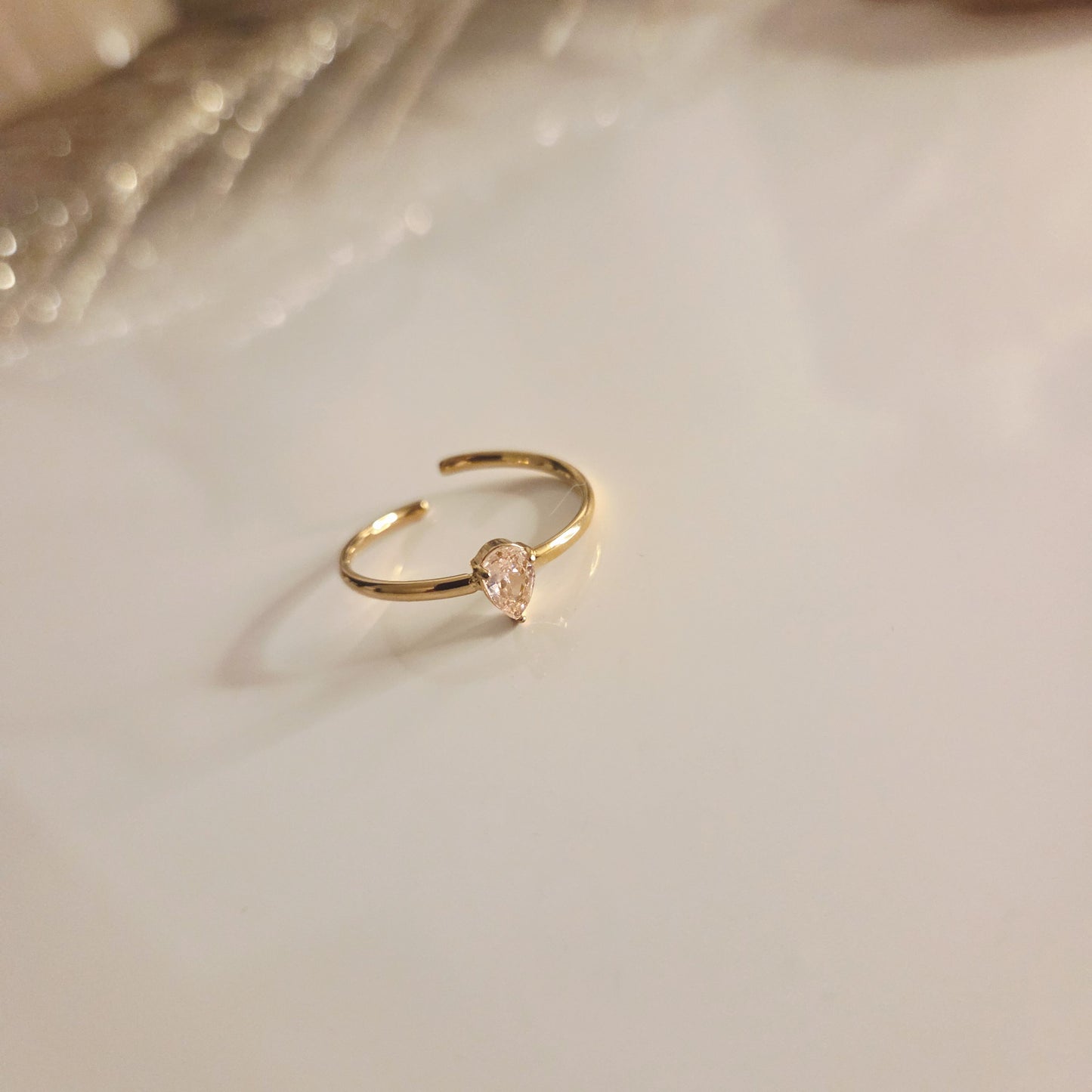 Bague fine goutte dorée – autre vue