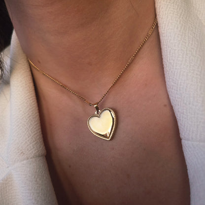 Détail du pendentif cœur nacré doré
