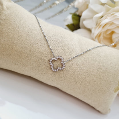 Collier en acier inoxydable couleur argent, en forme de trèfle à 4 feuilles avec strass zircons.  La longueur peut s'ajuster.  L'acier chirurgical / inox / inoxydable (peut être appelé de plusieurs manières différentes) résiste à l'eau et à tout type de liquide. Vous pouvez dormir avec, vous laver/baigner avec, faire du ménage avec sans craindre que la bague ne s'abime.  Cette matière garde son éclat au fil des années et est hypoallergénique, elle convient donc pour les personnes sujettes aux allergies. 