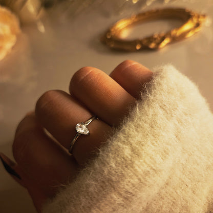 Bague fine argentée pierre goutte – vue principale