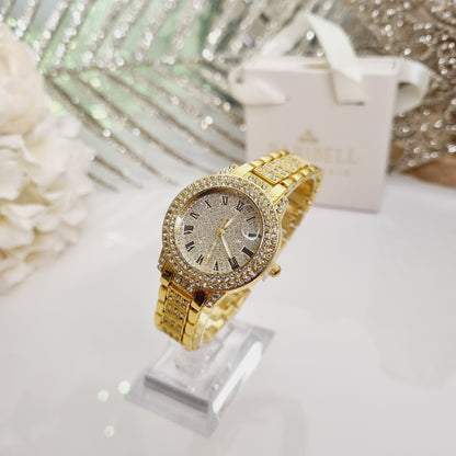 Montre dorée, à cadran rond brillant pailleté, orné de strass. Bracelet orné de strass brillants aussi.
