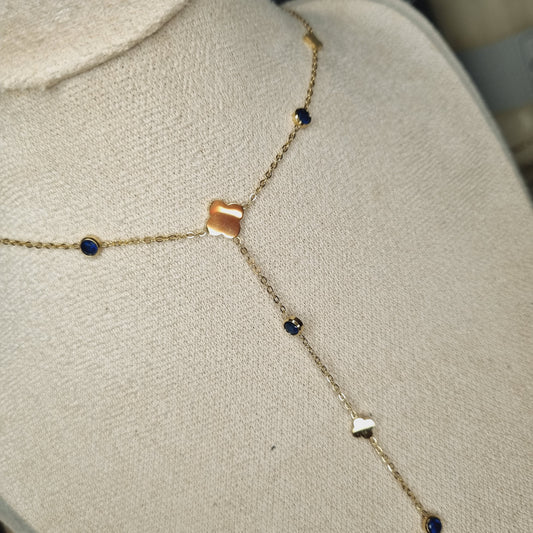 Photos du Collier Doré Sautoir avec Trèfles à 4 Feuilles et Pierres Bleu Foncé, en acier inoxydable plaqué or. Élégant et raffiné, idéal pour ajouter une touche de luxe et de chance à toutes vos tenues.Photos du Collier Doré Sautoir avec Pierres Zircons, en acier inoxydable plaqué or. Élégant et raffiné, idéal pour ajouter une touche de brillance et de luxe à toutes vos tenues.