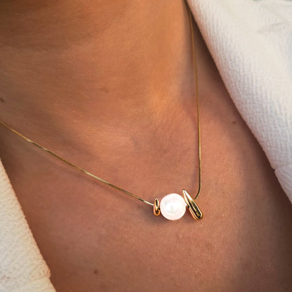 Collier doré avec perle nacrée en acier inoxydable