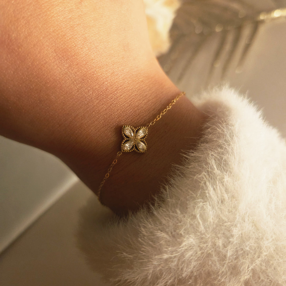 Bracelet trèfle zircon doré porté au poignet