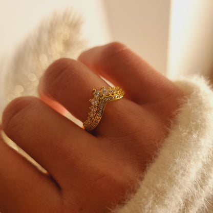 Mise en valeur de la bague Nelysia portée sur la main. Bague dorée en V, argent sterling 925, idéale comme cadeau pour femme.