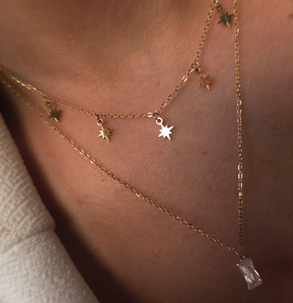Détail des étoiles du collier doré avec pierre brillante