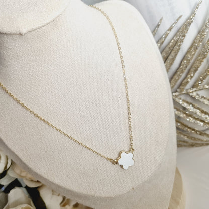 Découvrez notre collier doré et blanc, un accessoire chic et élégant parfait pour toutes les occasions. Ce collier réglable de 47 à 52 cm s'adapte confortablement à votre cou, ajoutant une touche de sophistication à votre tenue.  Caractéristiques : - **Couleur** : Or et blanc - **Taille** : Réglable de 47 à 52 cm - **Matériau** : Laiton  Ajoutez ce magnifique collier à votre collection pour un style raffiné et polyvalent.  Pour plus de détails, veuillez visiter notre site web.