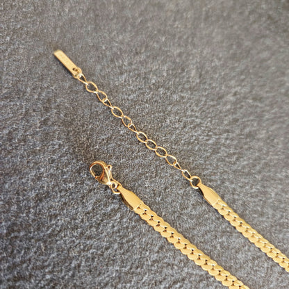 Collier doré pendentif goutte zircon – vue portée