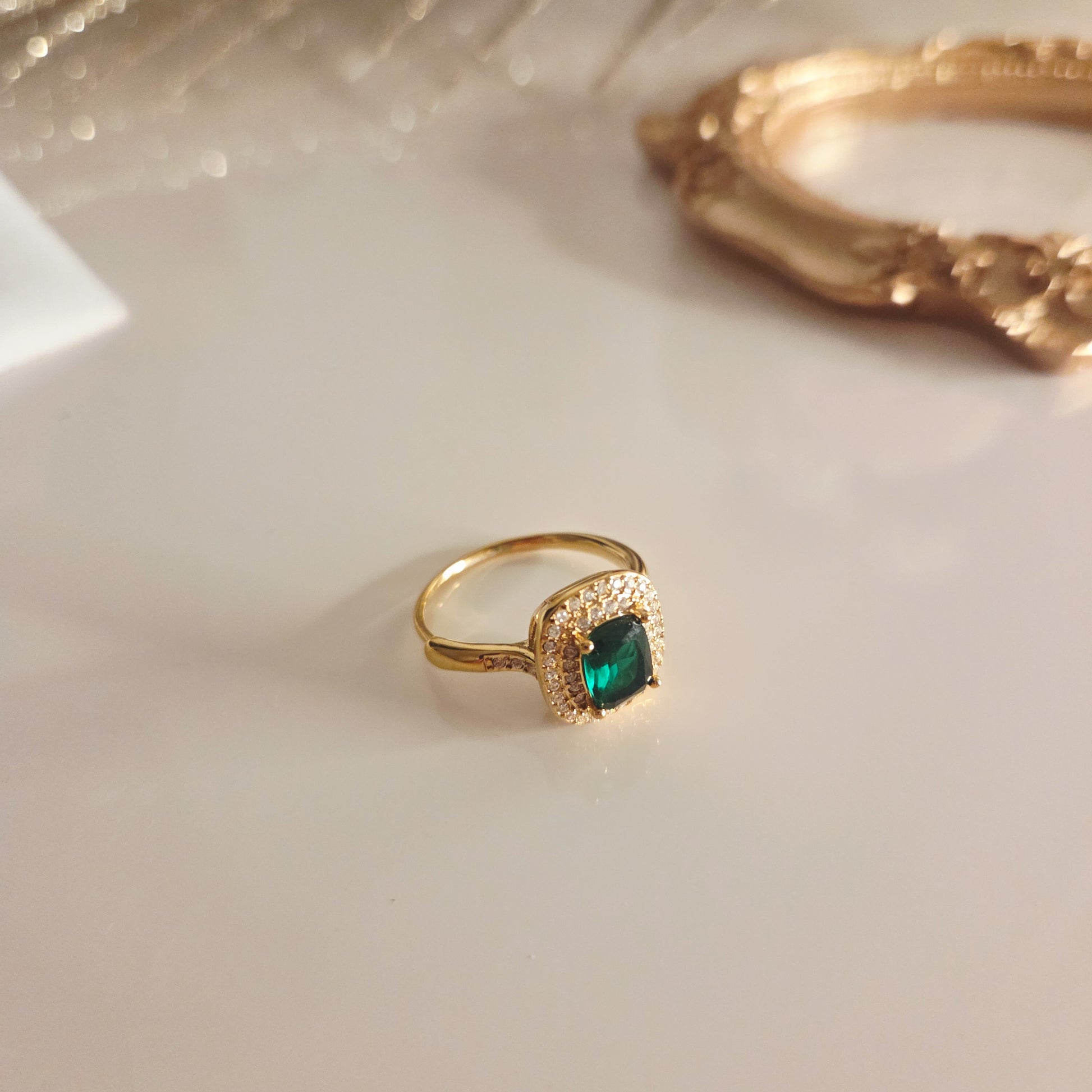 Bague dorée pierre verte zircon – détail du bijou