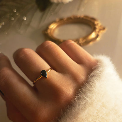 Bague dorée pierre goutte – détail du bijou