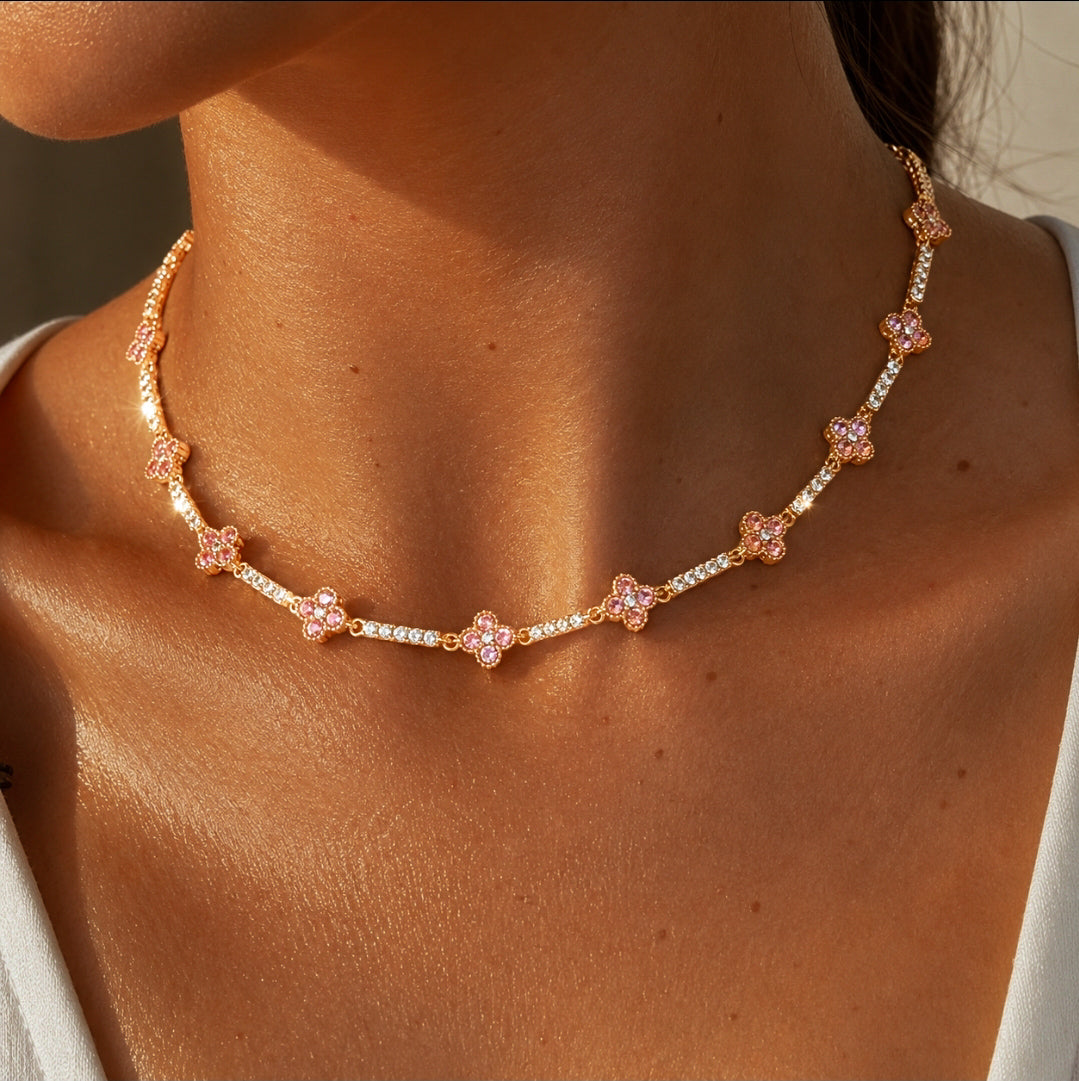 Collier doré fleurs roses et cristaux