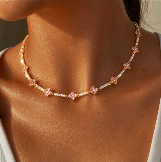 Collier doré fleurs roses et cristaux