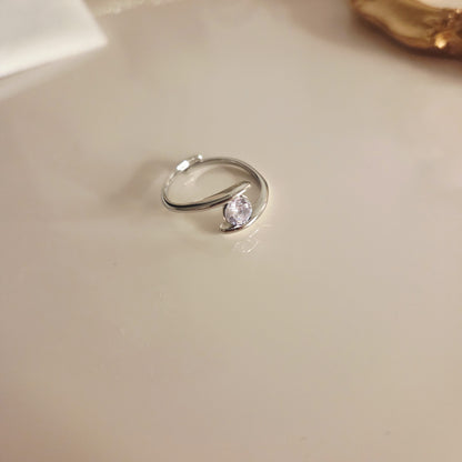 Bague minimaliste pierre brillante – détail du bijou