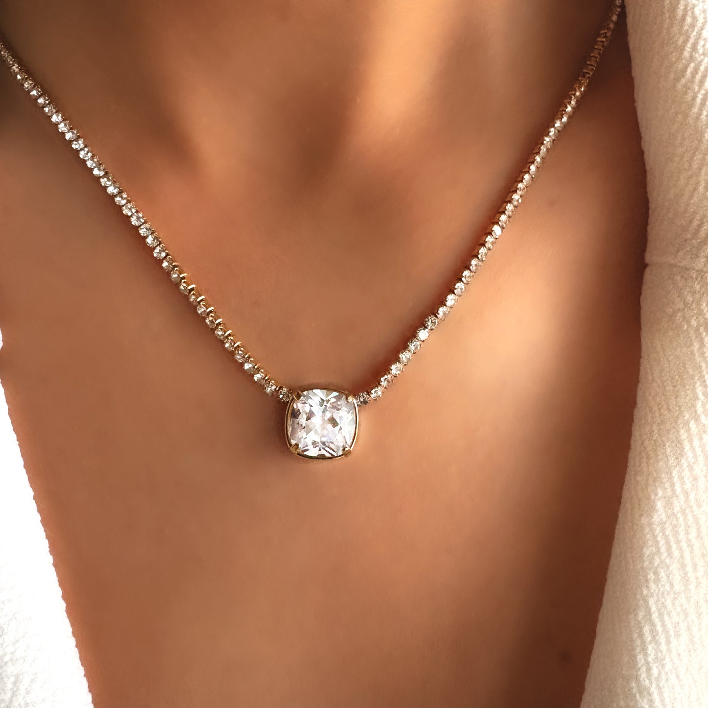 Collier solitaire carré – Chaîne élégante en acier inoxydable