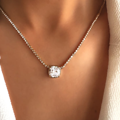 Collier solitaire carré en acier inoxydable – détail du pendentif