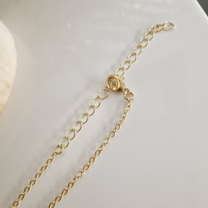 Découvrez notre collier doré et blanc, un accessoire chic et élégant parfait pour toutes les occasions. Ce collier réglable de 47 à 52 cm s'adapte confortablement à votre cou, ajoutant une touche de sophistication à votre tenue.  Caractéristiques : - **Couleur** : Or et blanc - **Taille** : Réglable de 47 à 52 cm - **Matériau** : Laiton  Ajoutez ce magnifique collier à votre collection pour un style raffiné et polyvalent.  Pour plus de détails, veuillez visiter notre site web.