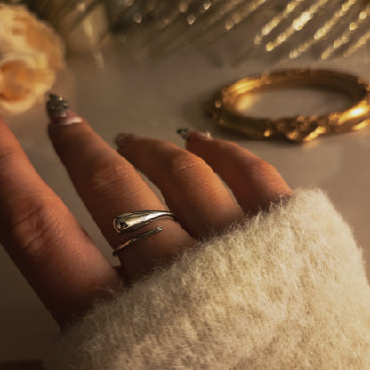 Bague ouverte argentée design goutte – détail du bijou