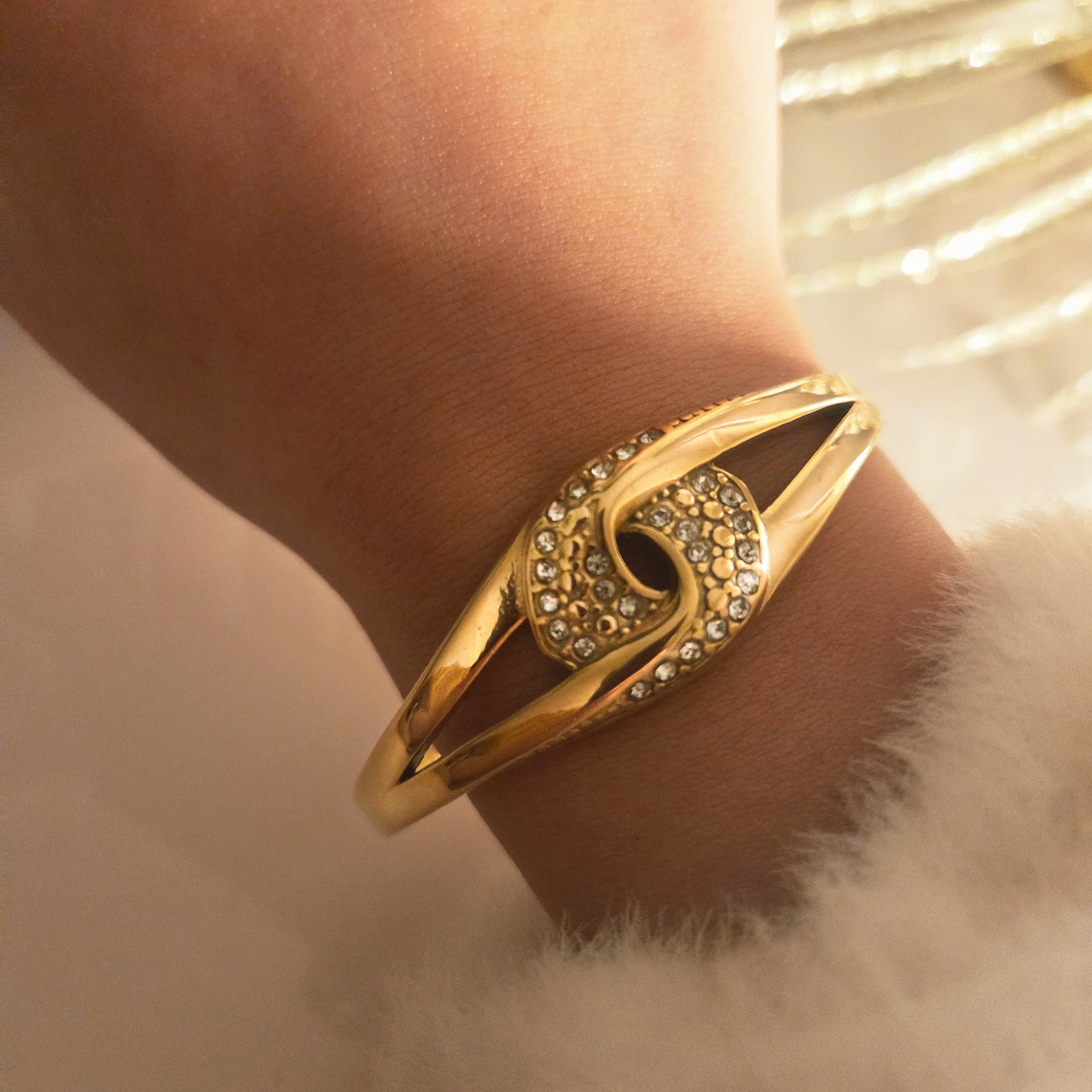 Bracelet jonc doré motif œil avec zircons