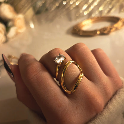 Bague dorée avec pierre lumineuse – vue principale