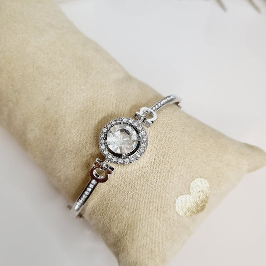 Photos du Bracelet Argenté avec Strass en Laiton, élégamment orné de strass scintillants, avec une finition argentée raffinée. Parfait pour ajouter une touche de glamour à toutes vos tenues.