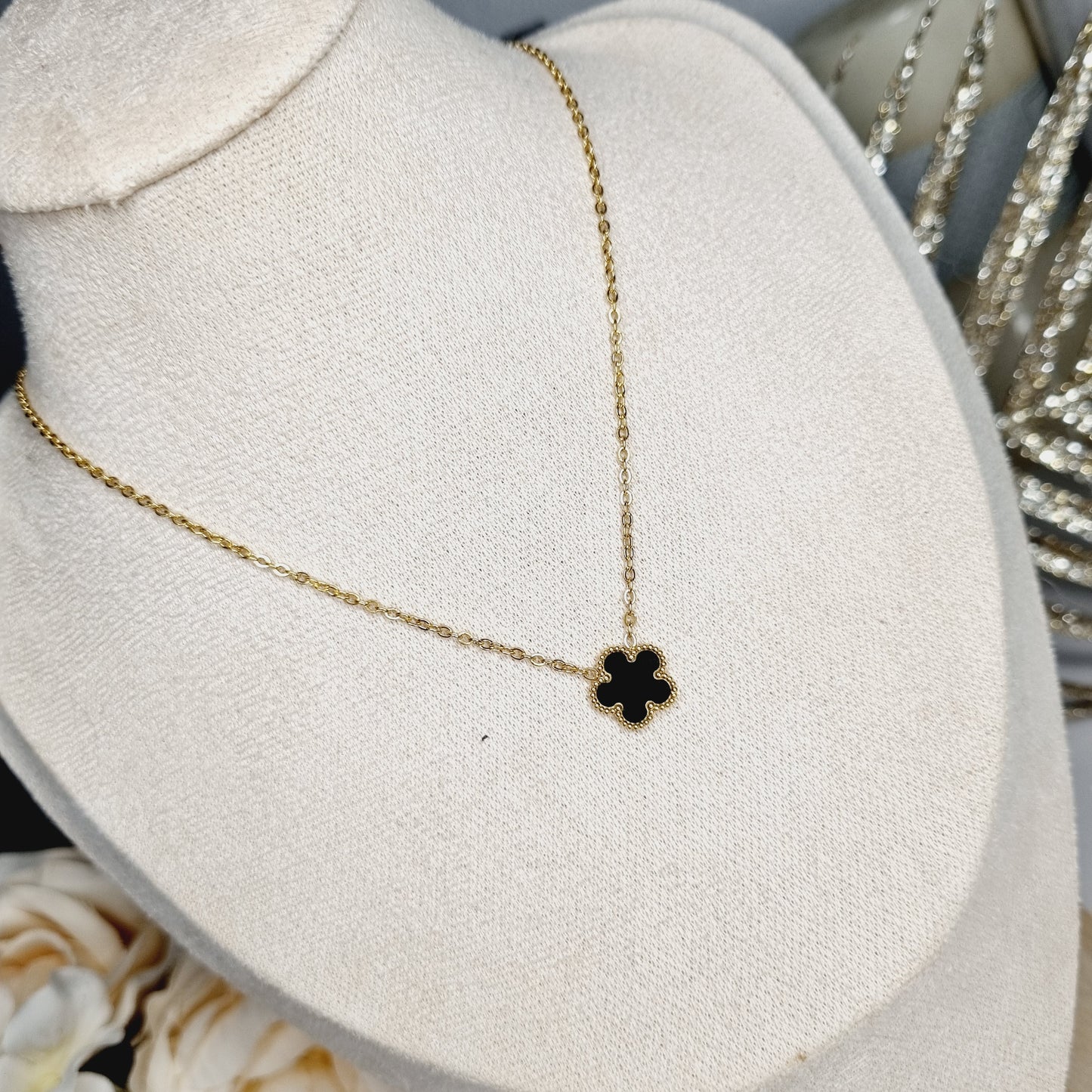 Photos du Collier avec Pendentif en Pierre Noire en Forme de Trèfle à 5 Feuilles, sur chaîne dorée en acier inoxydable plaqué or 18k. Bijou élégant et raffiné, idéal pour ajouter une touche de sophistication à toutes vos tenues.