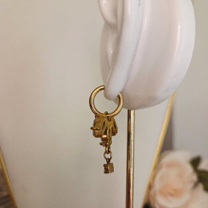 Détail du pendentif zircon des créoles dorées