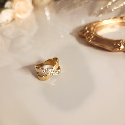 Bague croisée dorée – détail du bijou
