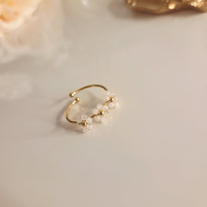 Bague ajustable perles rose clair – détail du bijou