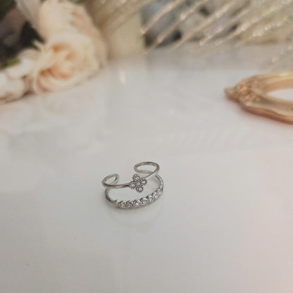 Lot de bagues argentées fleurs et strass – détail du bijou