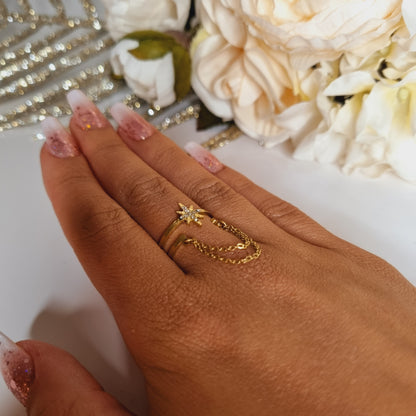 Détail de la bague Amelina dorée réglable