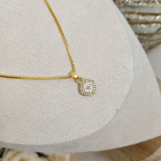 Découvrez notre collier doré avec strass, un accessoire élégant qui apportera une touche de glamour à votre tenue. Avec sa couleur or éclatante et ses strass étincelants, ce collier est parfait pour toutes les occasions, qu'elles soient formelles ou décontractées.  Caractéristiques : - **Design** : Doré avec strass - **Couleur** : Or - **Ajustabilité** : Réglable pour un ajustement parfait  Ajoutez ce collier sophistiqué à votre collection pour un style raffiné et intemporel.