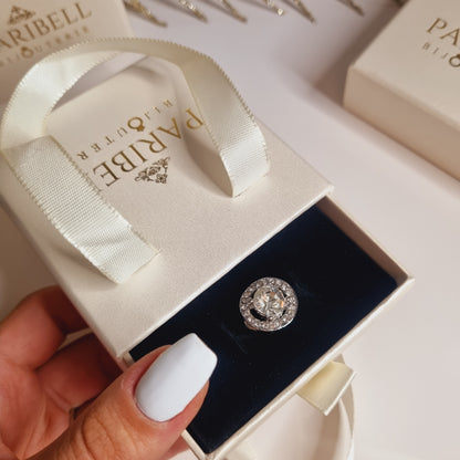 Bague argentée avec pierre et petites pierres autour
