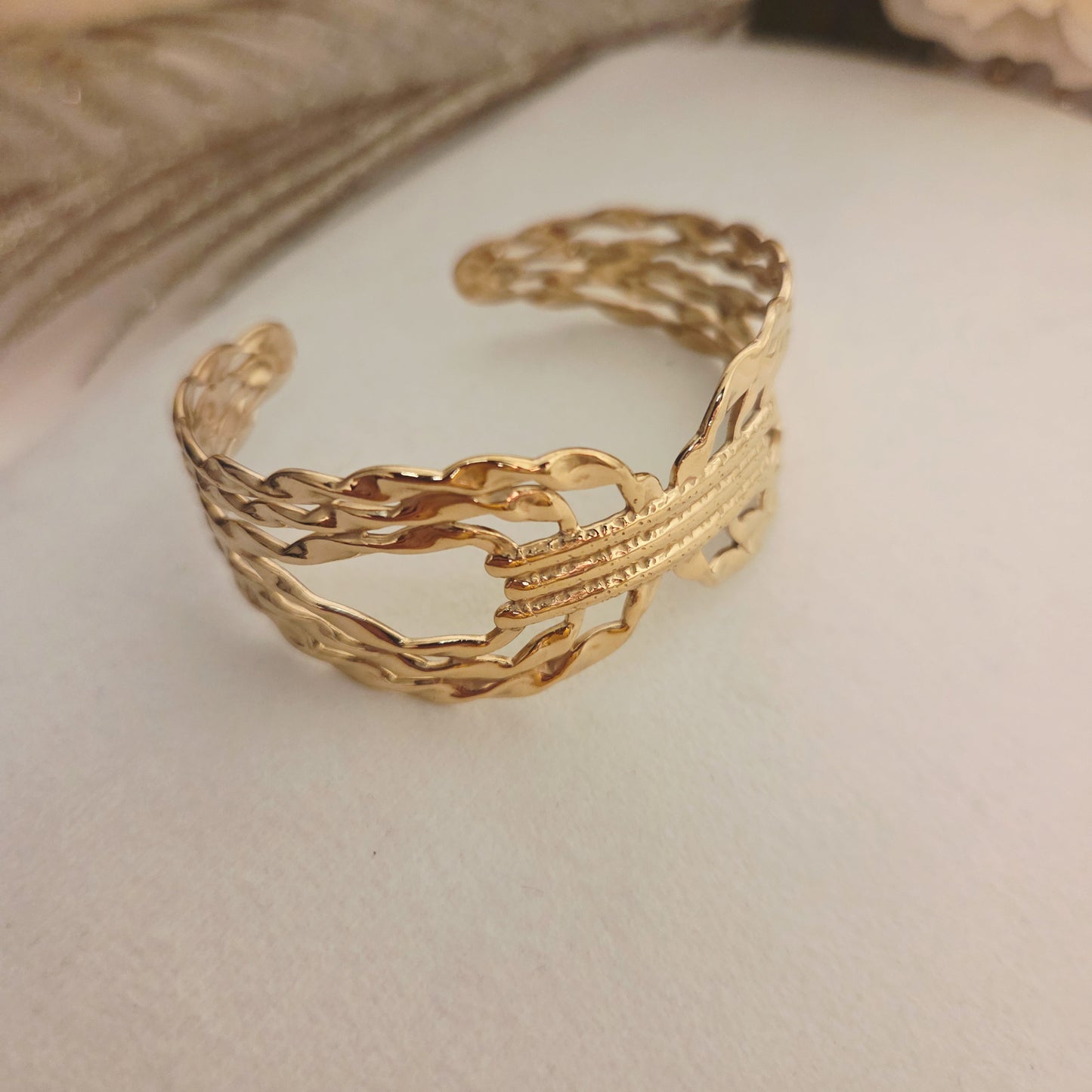 Détail ajouré et martelé du bracelet manchette doré