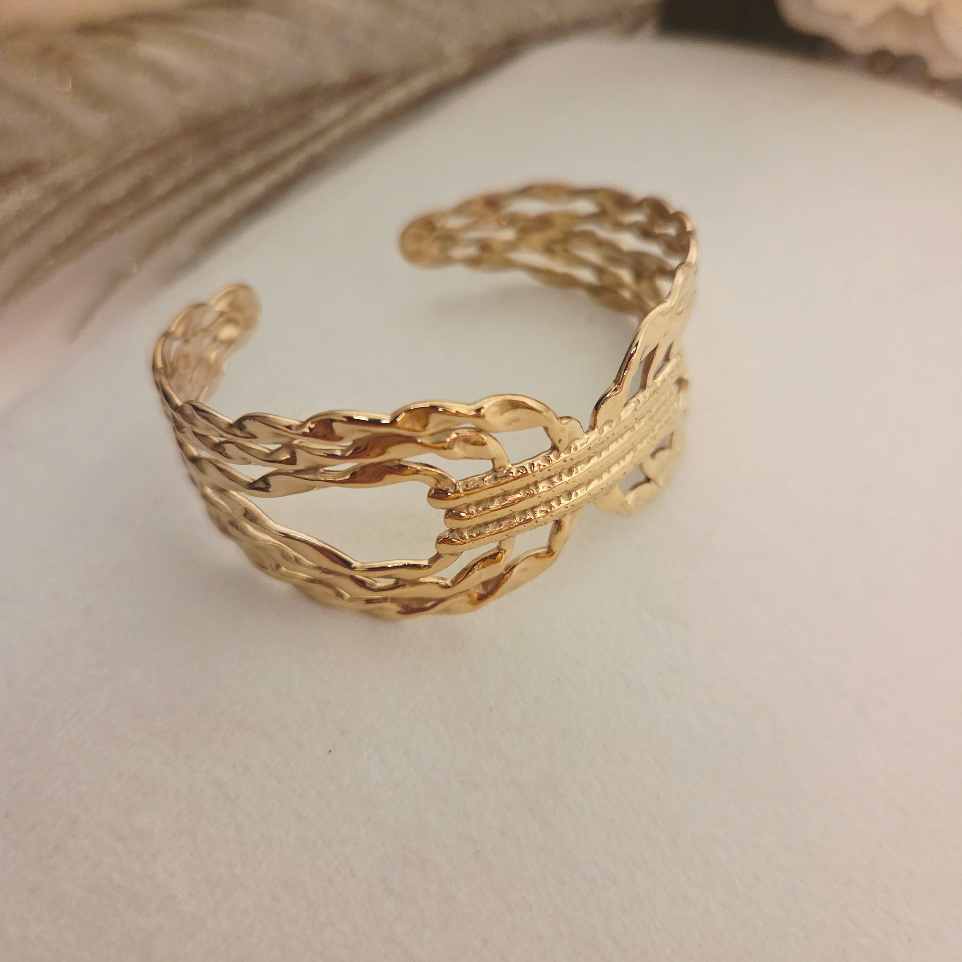 Détail ajouré et martelé du bracelet manchette doré
