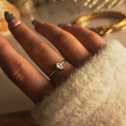Bague fine argentée pierre goutte – autre vue