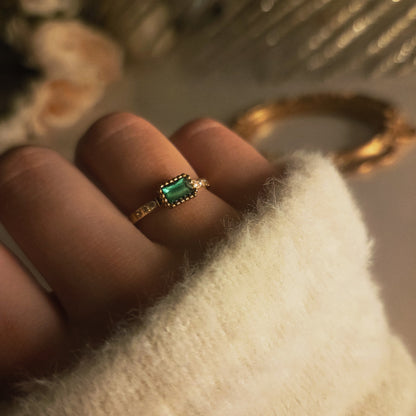 Bague dorée pierre verte émeraude – vue principale