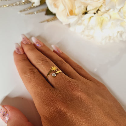Bague Sun dorée portée à la main