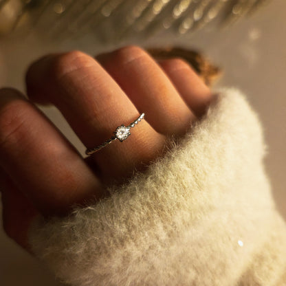 Bague fine avec pierre en acier inoxydable – vue principale