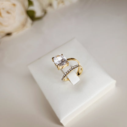 Bague solitaire pierre scintillante – détail du bijou
