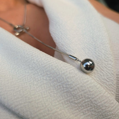 Détail du fermoir T du collier argenté